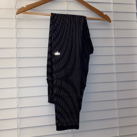 Alo Yoga high waist black and gray patterned leggings - Picture 2 of 3